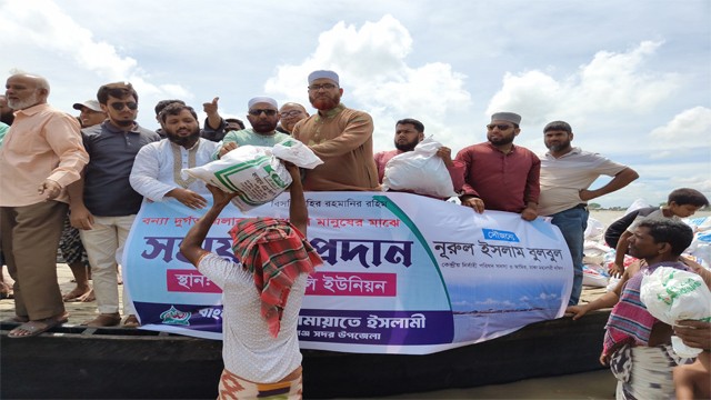 চাঁপাইনবাবগঞ্জের পানিবন্দি ৭৫০ পরিবারের পাশে জামায়াত নেতা বুলবুল