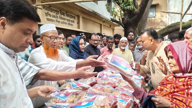 শিবগঞ্জে সাড়ে ৩ হাজার পরিবার পেল ঈদ সামগ্রী