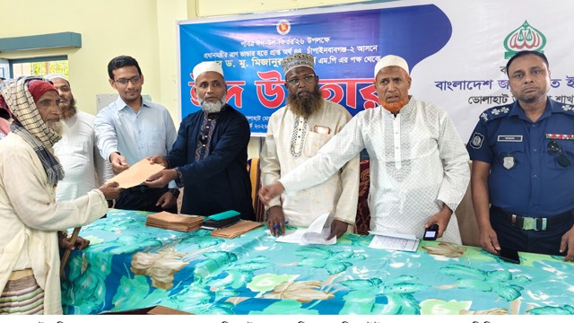 চাঁপাইনবাবগঞ্জ-২ আসনে অসহায় ও দুস্থদের মাঝে শাড়ি ও অর্থ বিতরণ