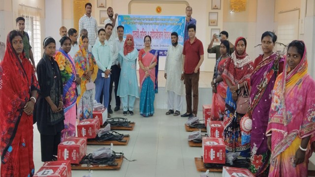 নাচোলে ক্ষুদ্র নৃ-তাত্ত্বিক জনগোষ্ঠীদের মাঝে সেলাই মেশিন ও বাইসাইকেল বিতরণ