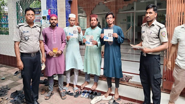 শিবগঞ্জে জুমার নামাজ শেষে ডিএনসির মাদকবিরোধী লিফলেট বিতরণ