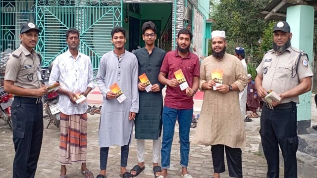 চাঁপাইনবাবগঞ্জে মাদকবিরোধী সচেতনতায় জুমার নামাজের পর লিফলেট বিতরণ
