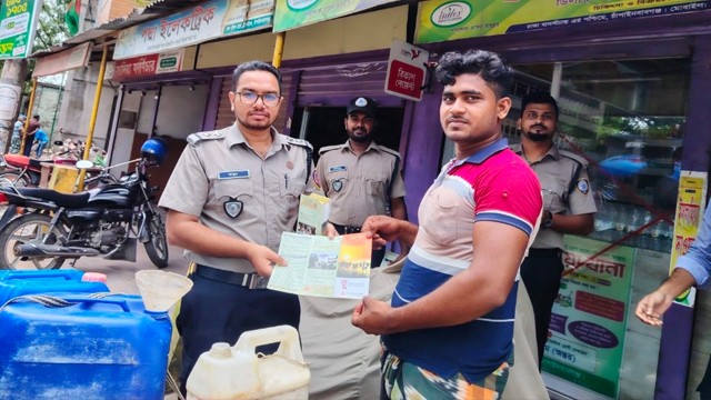 চাঁপাইনবাবগঞ্জে ডিএনসির মাদকবিরোধী সচেতনতামূলক লিফলেট বিতরণ