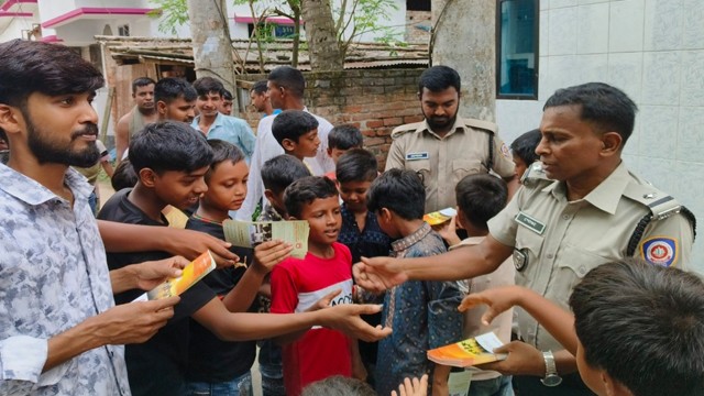 জুমার নামাজের পর ডিএনসির মাদকবিরোধী লিফলেট বিতরণ