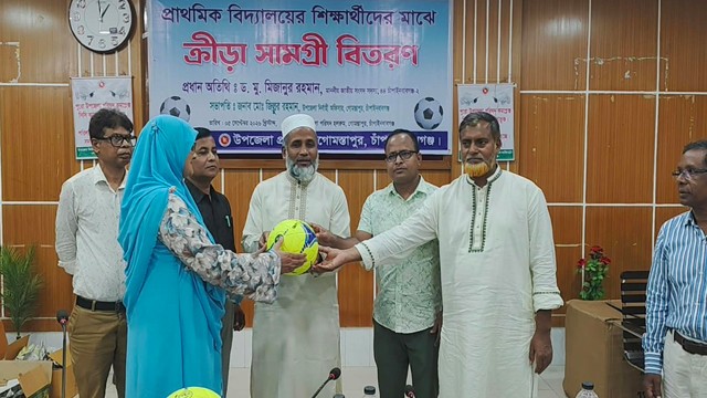 গোমস্তাপুরে প্রাথমিক বিদ্যালয়ের শিক্ষার্থীদের মাঝে ক্রীড়া সামগ্রী বিতরণ