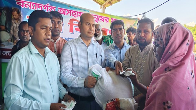 শিবগঞ্জে বন্যায় ক্ষতিগ্রস্ত পরিবারের মাঝে ত্রাণ বিতরণ