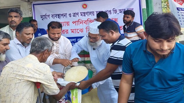 দুর্লভপুরের গুচ্ছগ্রামে বন্যার্তদের মাঝে জিআর চাল বিতরণ
