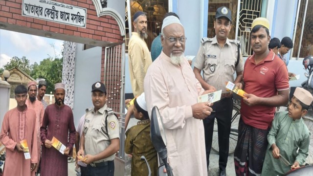 আতাহার কেন্দ্রীয় জামে মসজিদে মাদকবিরোধী লিফলেট বিতরণ