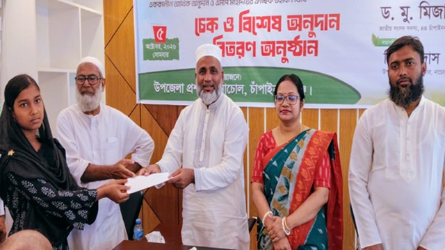 নাচোলে দুঃস্থ, অসহায়, প্রতিবন্ধীর মাঝে চেক বিতরণ করলেন এমপি মিজানুর রহমান