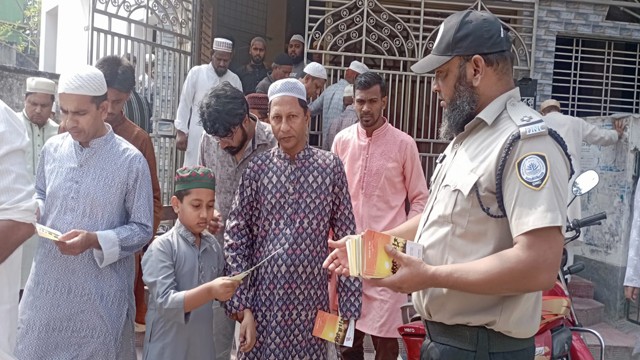চাঁপাইনবাবগঞ্জে জুমার নামাজের পর মাদকবিরোধী লিফলেট বিতরণ