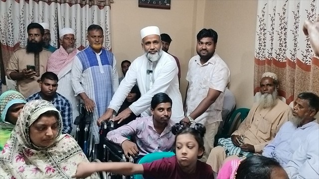 গোমস্তাপুরে সুন্নাতুন নবি মানবতা ফাউন্ডেশনের উদ্যোগে হুইলচেয়ার বিতরণ