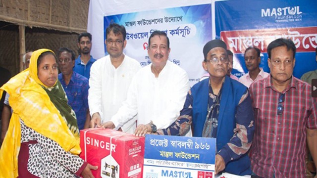 রাজশাহীতে মাস্তুল ফাউন্ডেশনের ২২ টিউবওয়েল ও সেলাই মেশিন বিতরণ