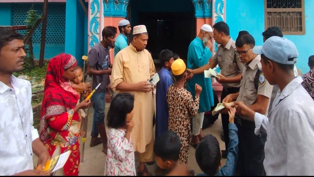 চাঁপাইনবাবগঞ্জে জুমার নামাজের পর মাদকবিরোধী লিফলেট বিতরণ