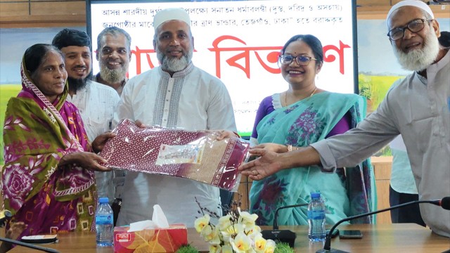 নাচোলে দুর্গাপূজা উপলক্ষে ১০০ অসহায় নারীর মাঝে শাড়ি বিতরণ