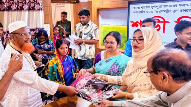 নাচোলে শারদীয় দুর্গাপূজা পূজা উপলক্ষে এমপি তুলির শাড়ি বিতরণ