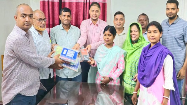 সমাজসেবার পক্ষ থেকে ৫ শিক্ষার্থীর মাঝে শিক্ষা উপকরণ বিতরণ