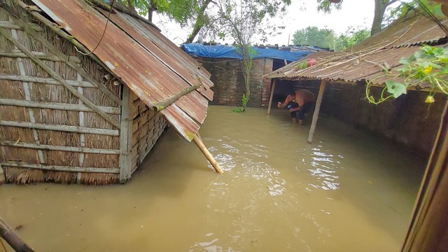 বন্যা পরিস্থিতি: স্বাস্থ্য ঝুঁকিতে চাঁপাইনবাবগঞ্জের পানিবন্দিরা