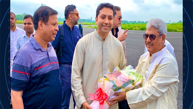 রাজশাহীতে প্রাথমিক ও গণশিক্ষা প্রতিমন্ত্রী, ফুল দিয়ে স্বাগত জানালেন এমপি মিলন