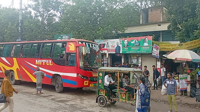 ৩ দিন পর চাঁপাইনবাবগঞ্জ-রাজশাহী রুটে বাস চলাচল স্বাভাবিক