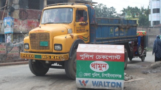 চাঁপাইনবাবগঞ্জে সব রুটে বাস-ট্রাক-কর্ভাড ভ্যান চলাচল বন্ধ, যাত্রীদের ভোগান্তি