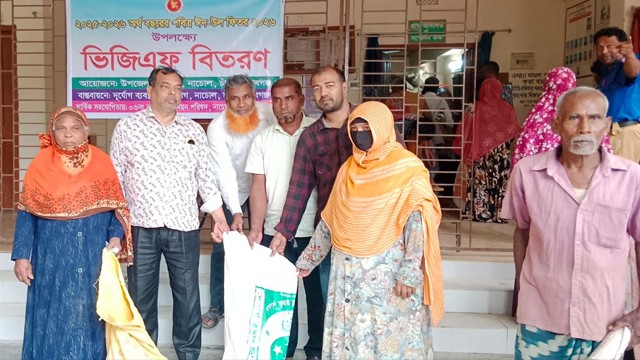 নাচোলে ভিজিএফ এর চাউল বিতররণ