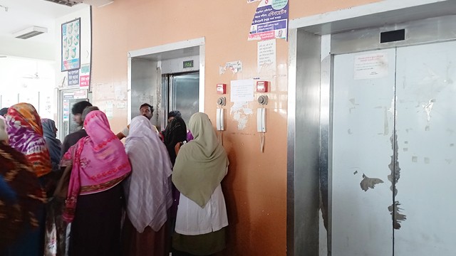 চাঁপাইনবাবগঞ্জ জেলা  হাসপাতালের দুই লিফটের একটি নষ্ট, ভোগান্তিতে রোগী ও স্বজনরা