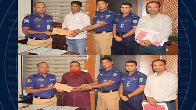 অবসরপ্রাপ্ত দুই পুলিশ সদস্যকে লাম্পগ্রান্টের চেক দিল চাঁপাইনবাবগঞ্জ জেলা পুলিশ