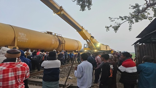 সাড়ে সাত ঘন্টা পর রহনপুর-রাজশাহী রুটে ট্রেন চলাচল স্বাভাবিক