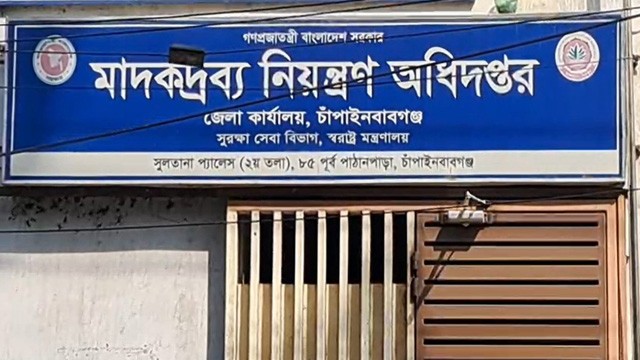 ভোলাহাটে ১২ গ্রাম হেরোইন ও ৪০ পিস ইয়াবাসহ মাদক কারবারি গ্রেফতার