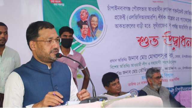 রাস্তা ও ড্রেন নির্মাণ কাজের উদ্বোধন করলেন পৌর মেয়র মুখলেসুর রহমান