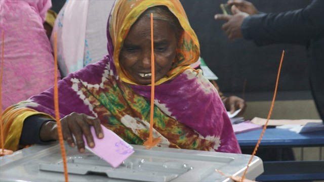 উৎসব মুখর পরিবেশে চলছে  চাঁপাইনবাবগঞ্জে ভোটগ্রহণ