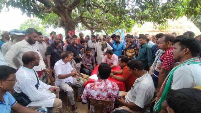 মহানন্দা নদীতে অবৈধভাবে বালু উত্তোলন বন্ধ করলো এলাকাবাসী