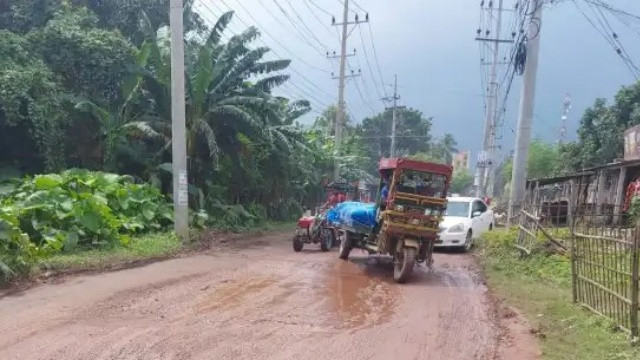 নয়াগোল-আমনুরা সড়কের বেহাল দশা, ভোগান্তিতে যাতায়াতকারীরা