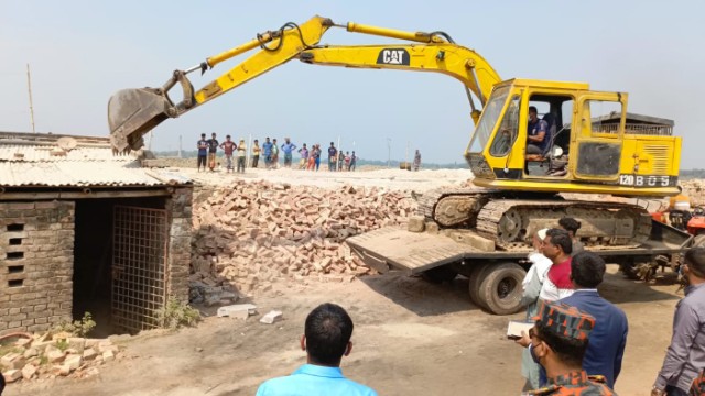 চাঁপাইনবাবগঞ্জে অবৈধ ১৬ ইটভাটার মালিককে ৩২ লাখ টাকা জরিমানা