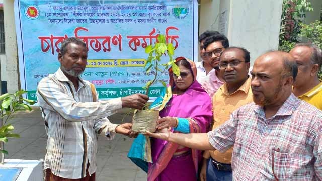 চাঁপাইনবাবগঞ্জে ফলজ, বনজ ও ঔষুধি গাছের চারা বিতরণ