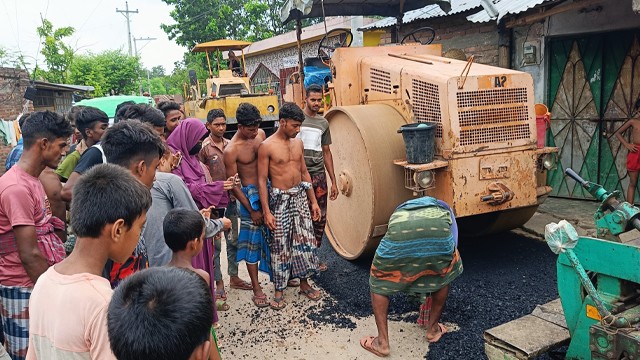 শিবগঞ্জে সড়কের কাজে নানা অনিয়মের অভিযোগ, কাজে বাধা এলাকাবাসীর
