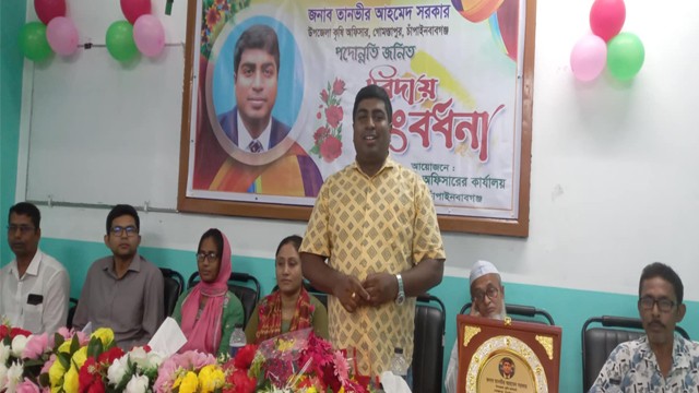 গোমস্তাপুরে কৃষি কর্মকর্তাকে বিদায় সংবর্ধনা