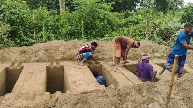জানাজা শেষে পাশাপাশি শায়িত হলেন পাঁচ শিশু