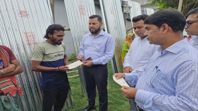 শিবগঞ্জে হুইল চেয়ার-ঢেউটিন ও সেলাই মেশিন বিতরণ