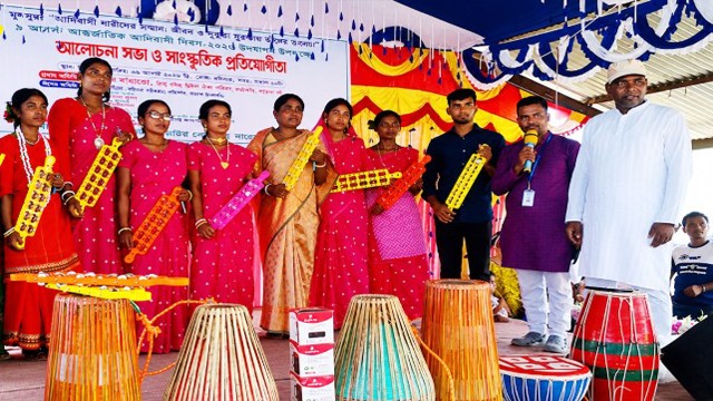 নানান আয়োজনে নাচোলে আদিবাসী দিবস উদযাপন