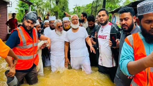 বন্যাদুর্গত চট্টগ্রামে জামায়াত আমির, ক্ষতিগ্রস্তদের মাঝে ত্রাণ বিতরণ