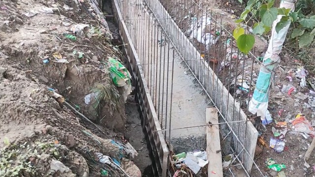 ১৭ মাসেও শেষ হয়নি ড্রেন তৈরির কাজ, ভোগান্তিতে এলাকাবাসী