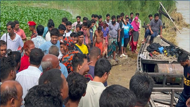 রাজশাহীতে পদ্মায় নৌকাডুবিতে বাবা-ছেলে নিখোঁজ