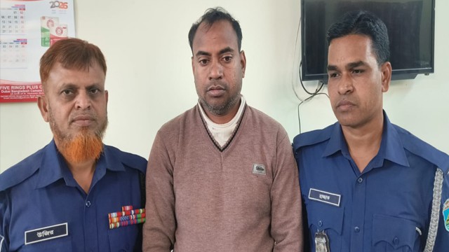 চাঁপাইনবাবগঞ্জে ককটেল বিস্ফোরণ: মূলহোতা যুবলীগ নেতা দুলাল গ্রেপ্তার