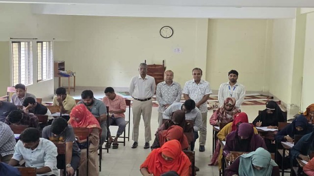 চঁাপাইনবাবগঞ্জে যুব উন্নয়নের ফ্রিল্যান্সিং ব্যাচের লিখিত পরীক্ষা অনুষ্ঠিত