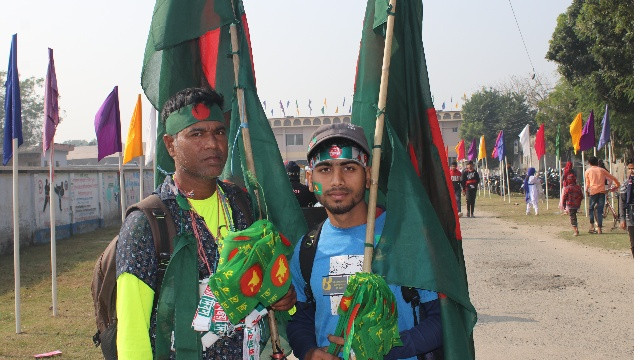 কৃষক থেকে লাল-সবুজ পতাকার ফেরিওয়ালা মামা-ভাগ্নে