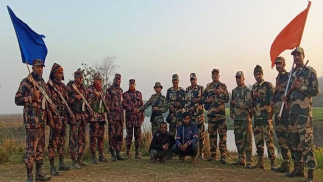 গোমস্তাপুর সীমান্তে আটক ২ ভারতীয়কে ফেরত দিল বিজিবি