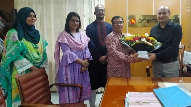 জেলা প্রশাসককে চাঁপাইনবাবগঞ্জ সরকারি মহিলা কলেজের ফুলেল শুভেচ্ছা