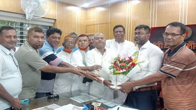চাঁপাইনবাবগঞ্জে এলজিইডির নবাগত নির্বাহী প্রকৌশলীকে ঠিকাদার সমিতির ফুলেল শুভেচ্ছা