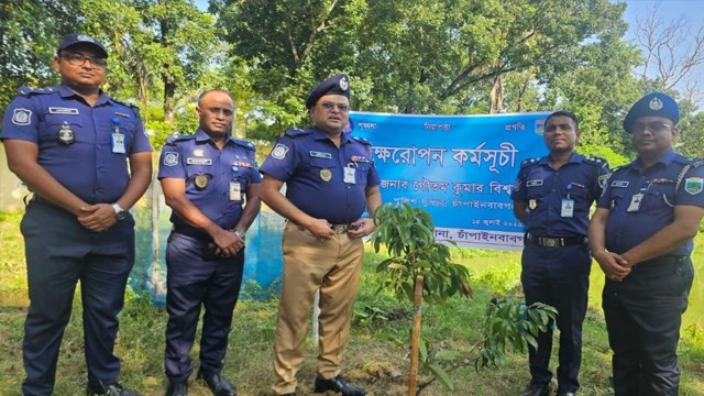 নাচোল থানায় বৃক্ষরোপণ কর্মসূচি পালন, অংশ নিলেন পুলিশ সুপার